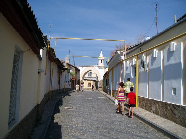 Gates to Kararim street