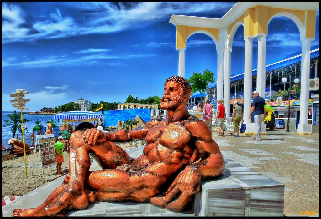 _Sculpture near the colonnade on the beach in Evpatoria_