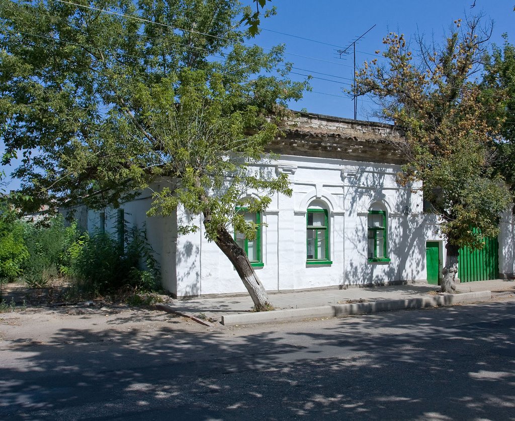 Small House on Pirogov street / Kerch, Russia