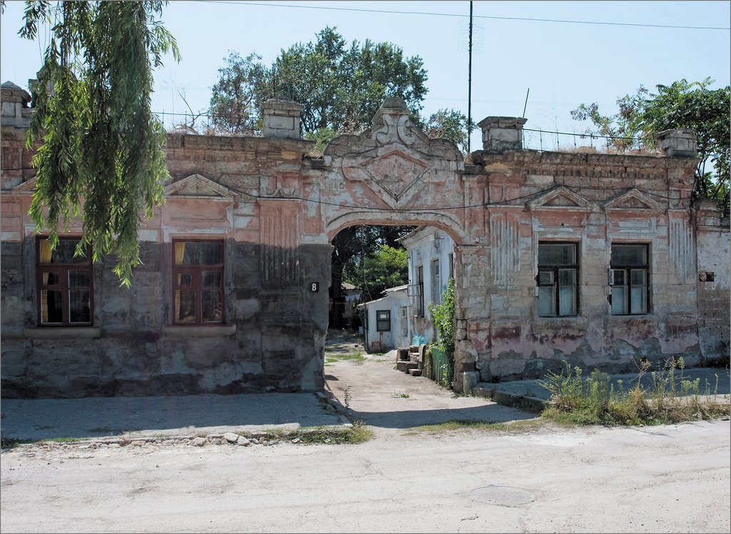 Shabby buildings / Kerch, Russia