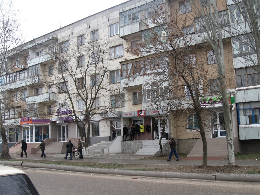 Дом напротив рынка