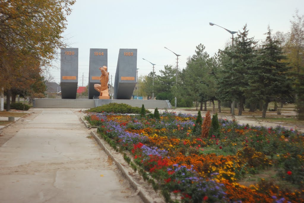 Аллея к памятнику