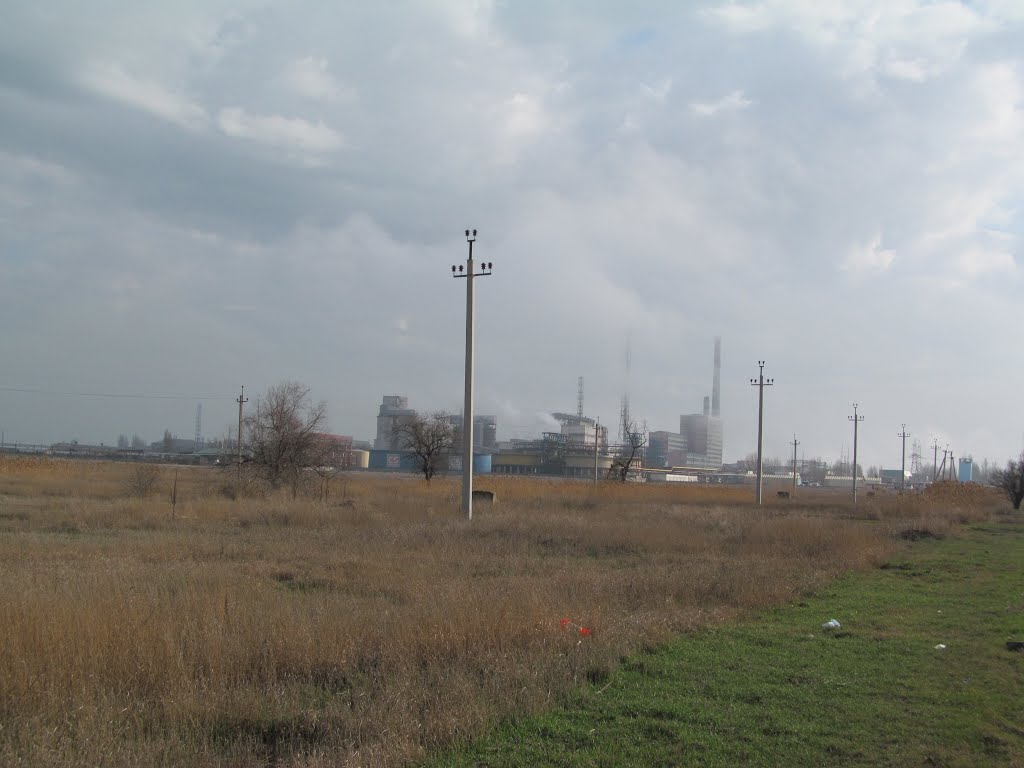 вид на завод через поле