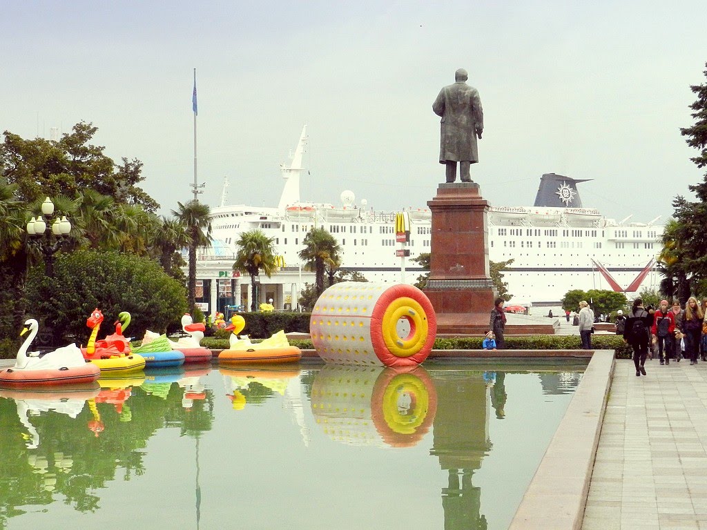 Ukraine,  jeux sur le plan deau avec la statue de Lénine vue de dos près au port de Yalta
