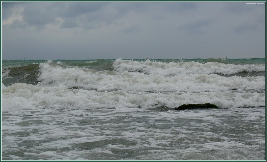 Россия, Крым, г. Феодосия. Чёрное море. Шторм. Russia, Crimea. Feodosiya. Black sea. Storm.