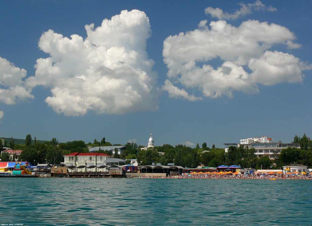 Россия, Крым, Феодосия. Городской пляж. Russia, Crimea, Feodosiya. A city beach.