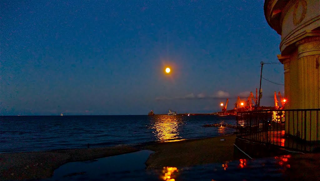 Феодосия. Вид на порт. Последняя ночь прошедшего лета. The last night of summer.