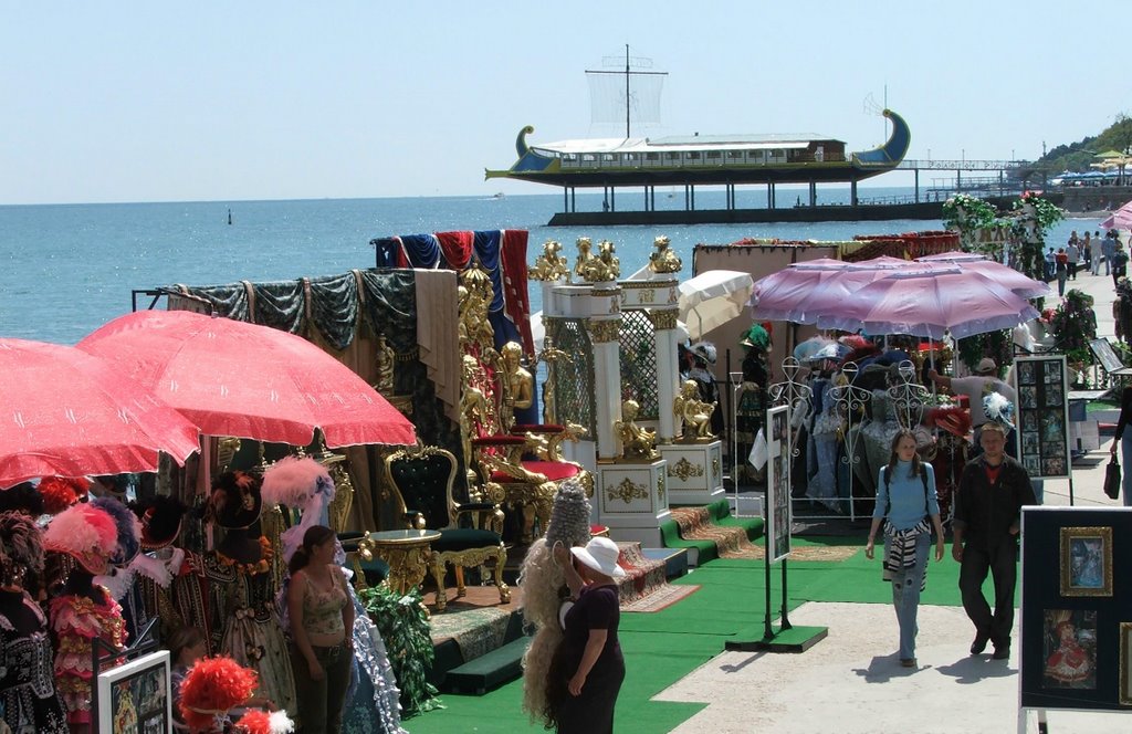 Krim - Jalta - Strandpromenade und Restaurationsschiff