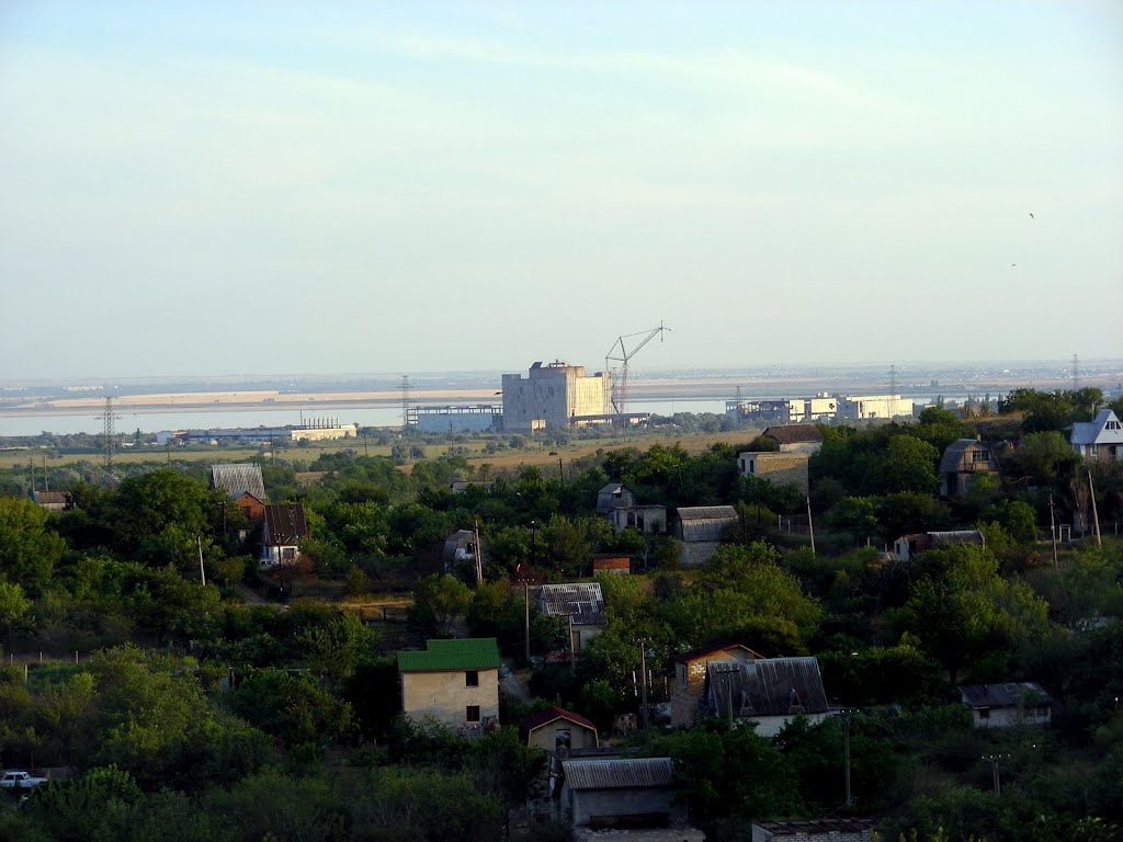 Вдали - развалины Крымской АЭС