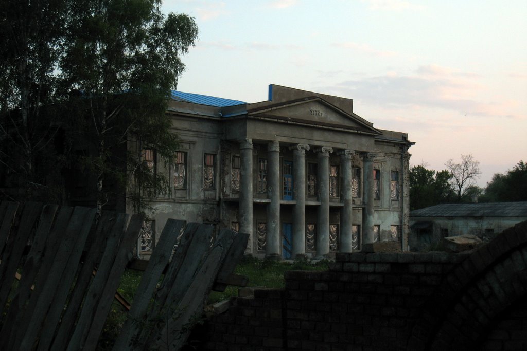 Старый дом в Александровске. An old house in Aleksandrovsk.