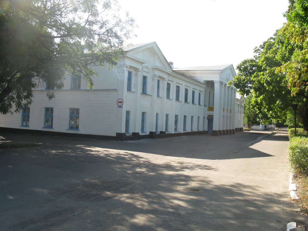 Здание старого Дома культуры. The building of the old House of Culture