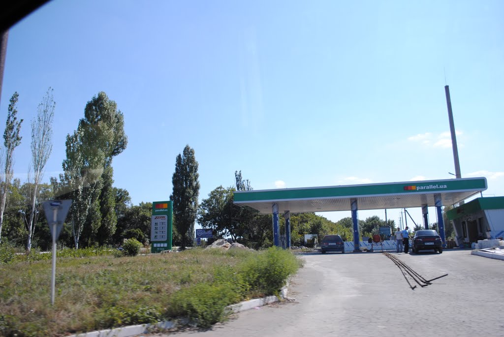 Бензозаправка на микрорайоне (после ремонта). Petrol station on the neighborhood (after repair)