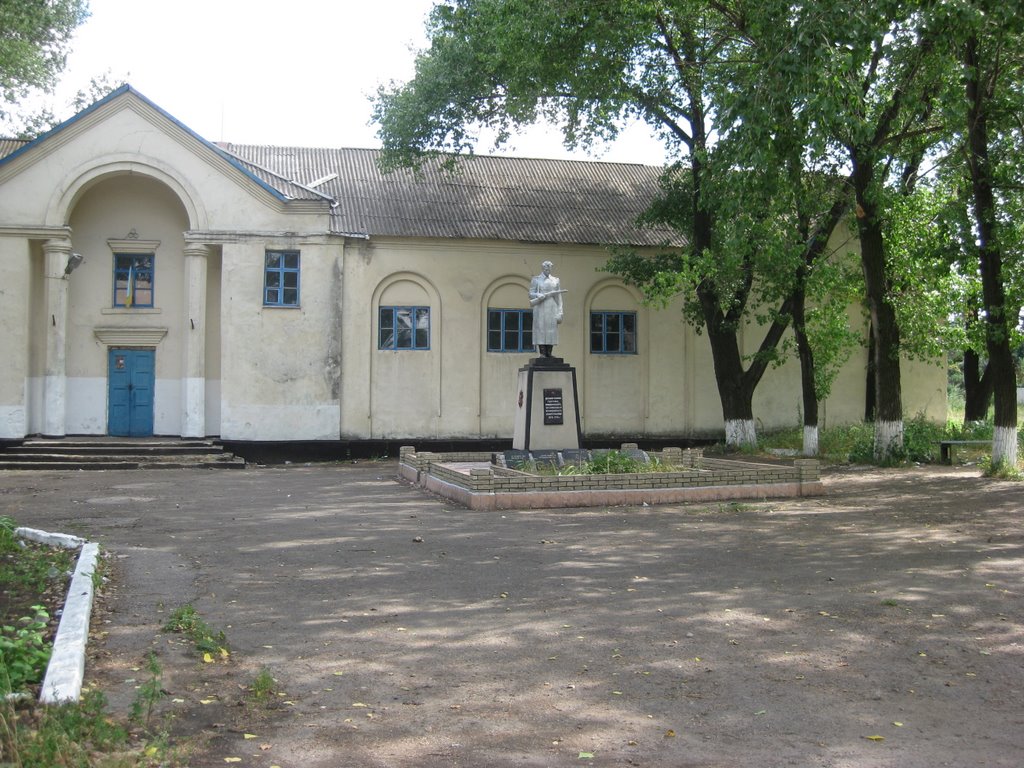 п.Центральный Памятник возле клуба