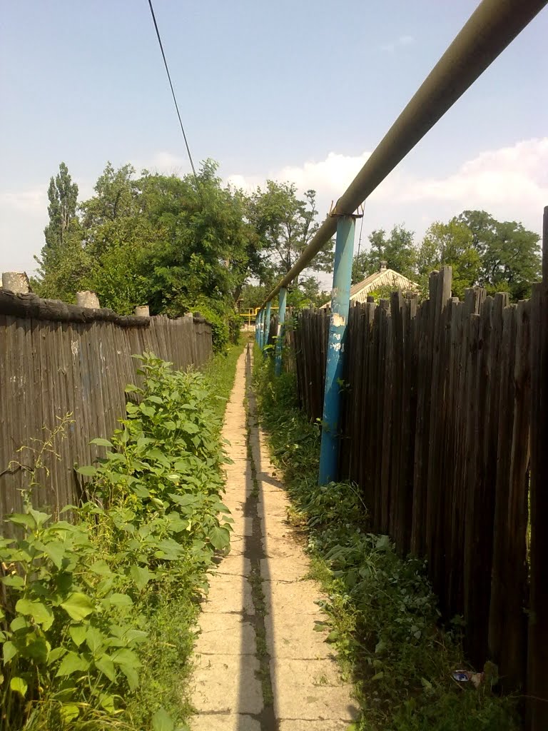 Улочка вдоль газопровода. Thin street along gas