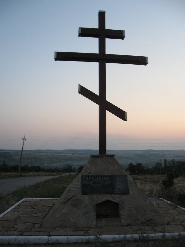 крест на въезде в село