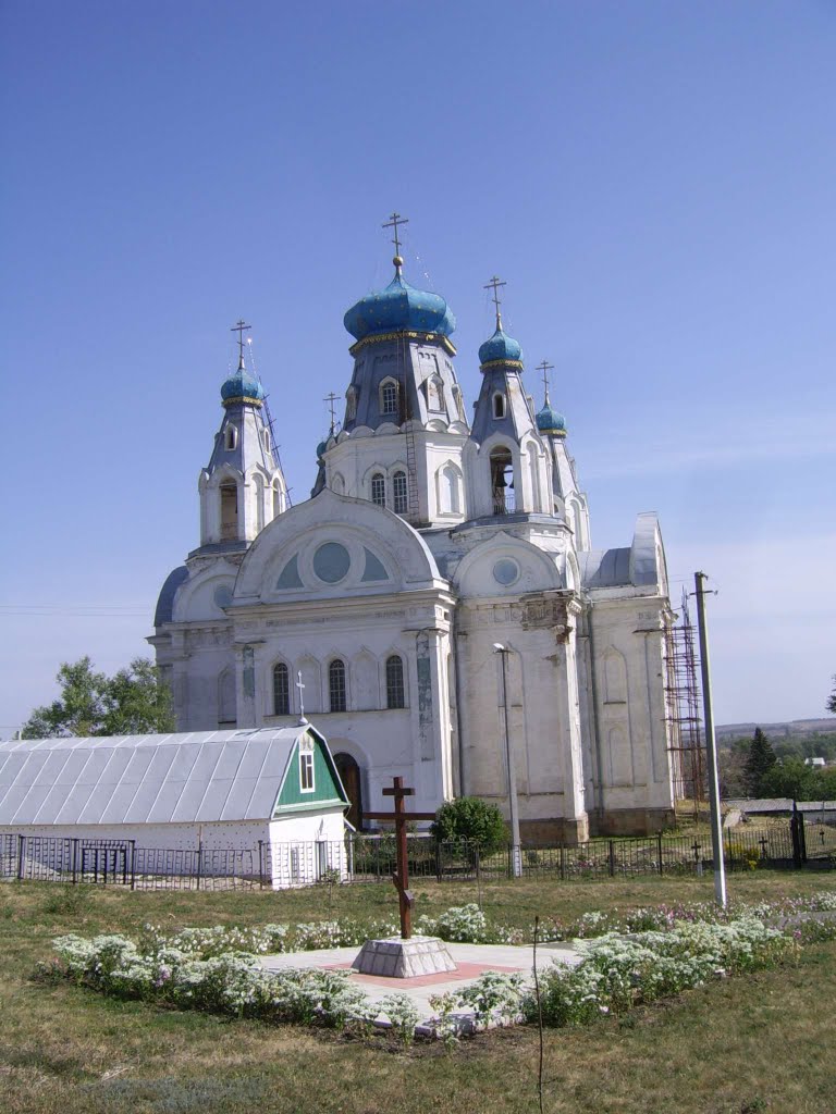 Храм со двора