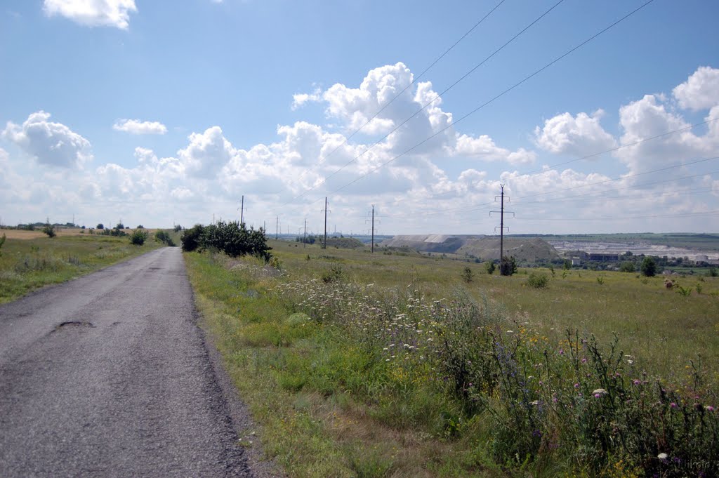Справа - Белогоровка, вдали НПЗ
