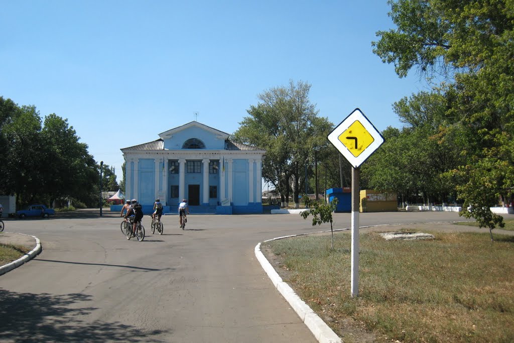 Странный знак. A strange road sign.
