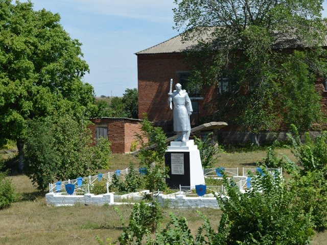 Памятник в Новоровенецком