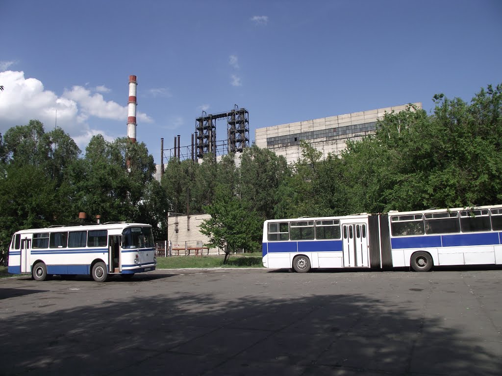 рабочие автобусы на стоянке