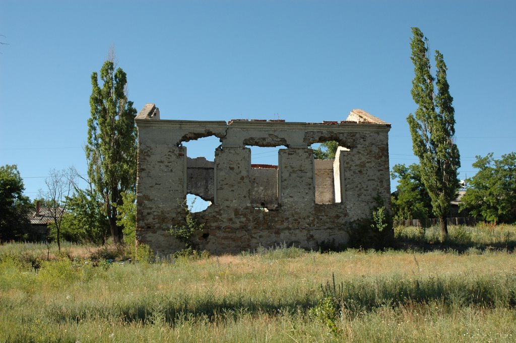 Когда-то здание. Some time ago it was a building.