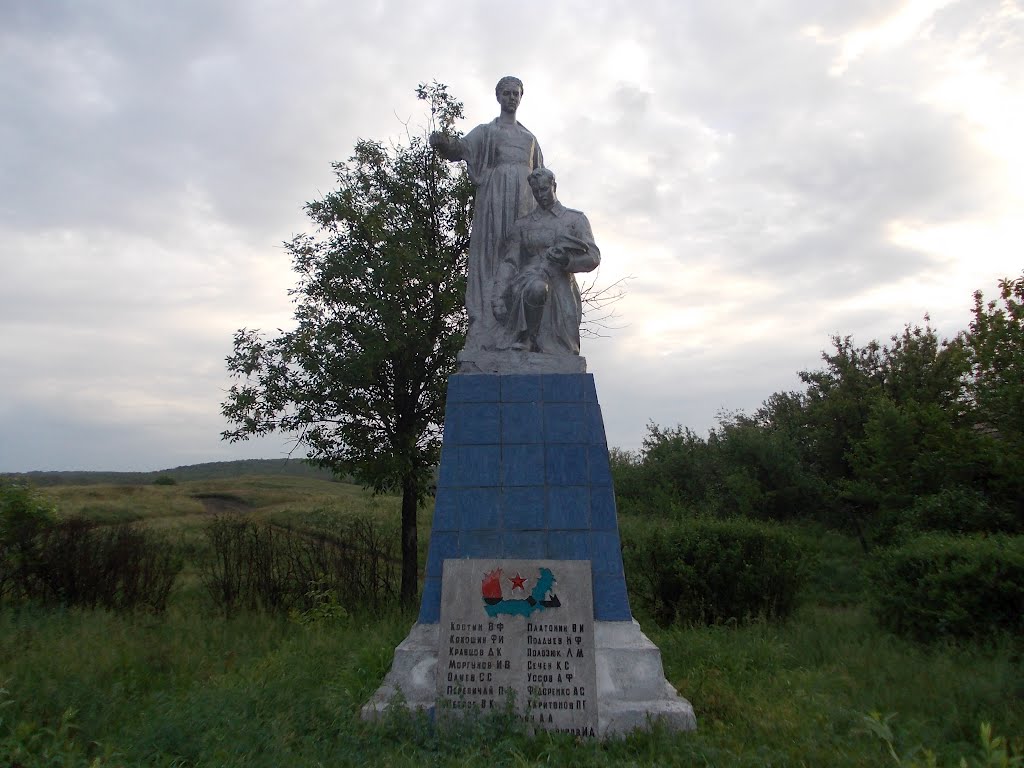 Памятник в деревне