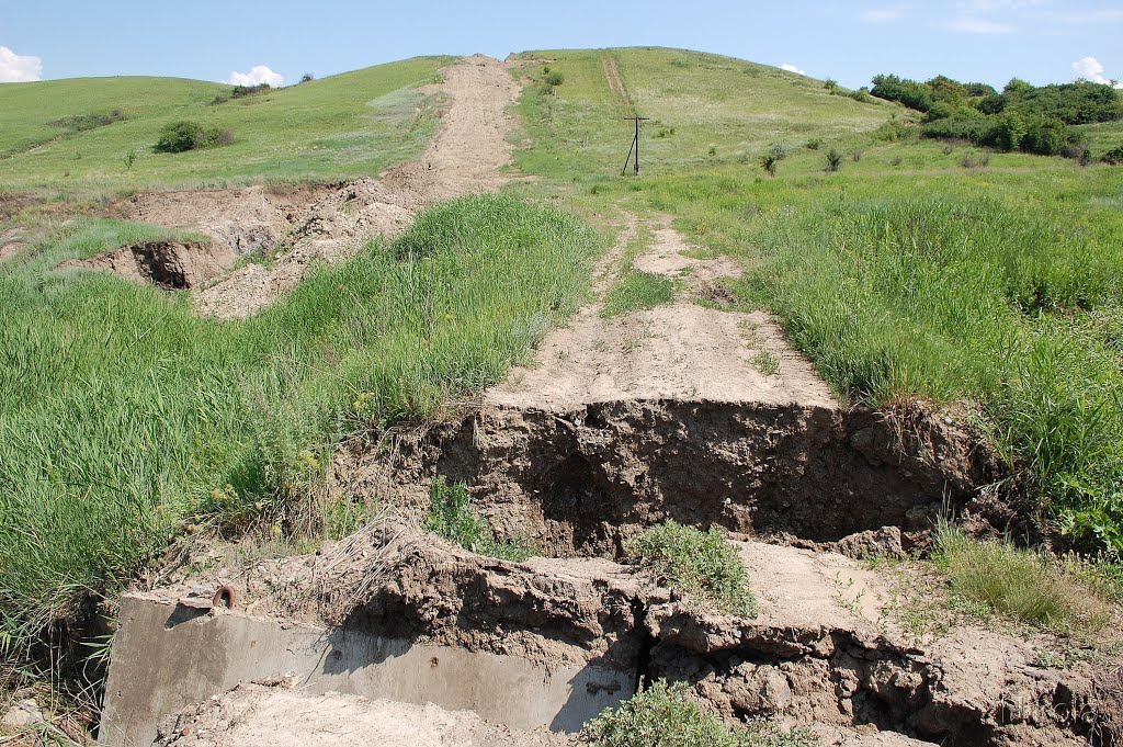 Дорога размыта водой