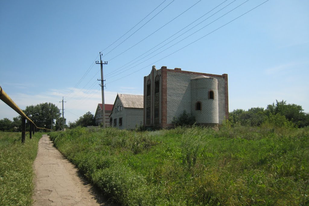 Улица недостроенных домов. A street of unfinished buildings.