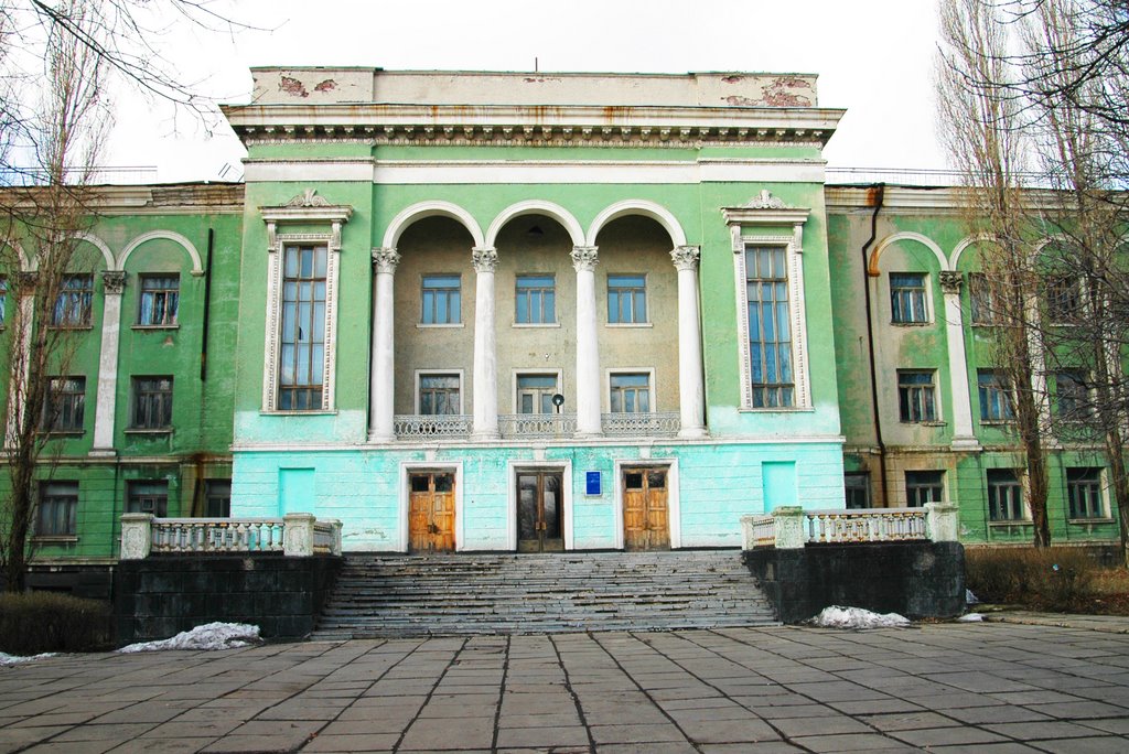 Центральный вход ДК им. Ленина
