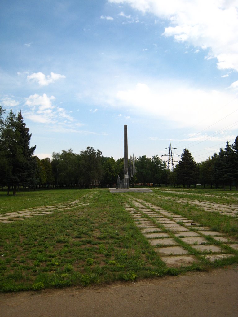 Зарастающий памятник.
