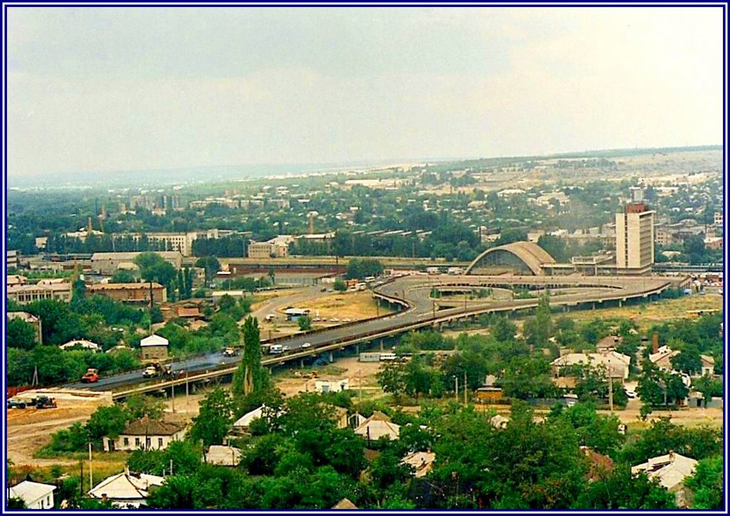 Транспортная эстакада у железнодорожного вокзала в Луганске