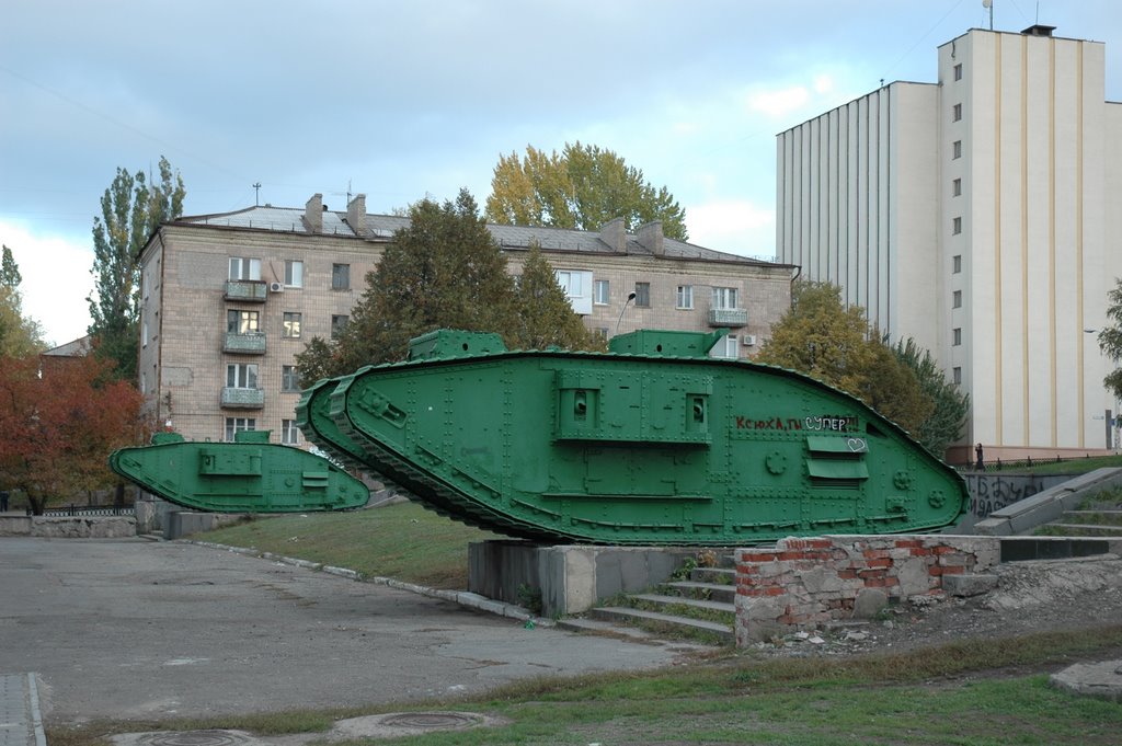 Трофейные танки первой мировой возле краеведческого музея. Trophy  tanks of first world war near local history museum.