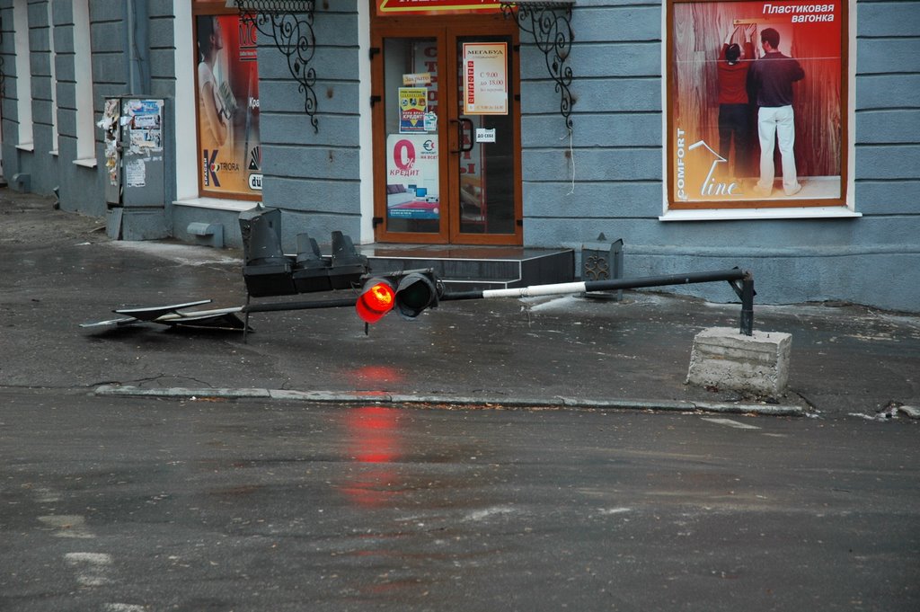 Светофор ветром сдуло. The road light blown down by wind.