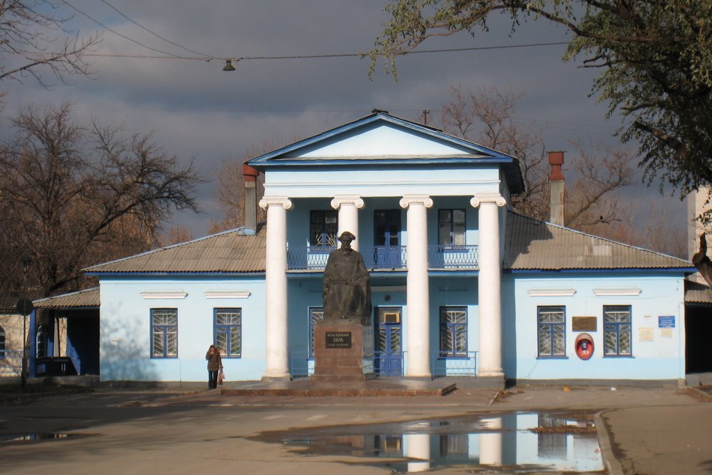 Дом первого директора завода, вокруг которого строился город (и памятник Далю). House of first director of the factory around which the city was bult (and monument for Dal).