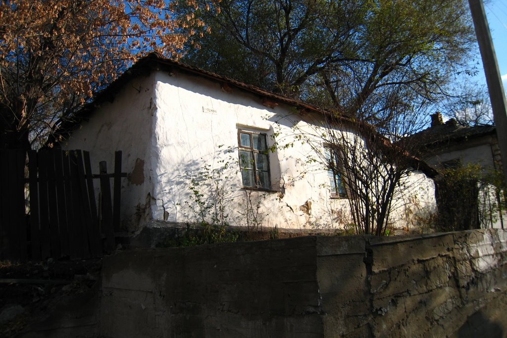 Милый старый домик. Nice old house.