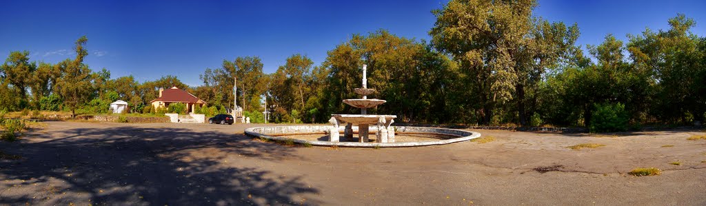 Панорама старый фонтан в парке с 6-ти фото