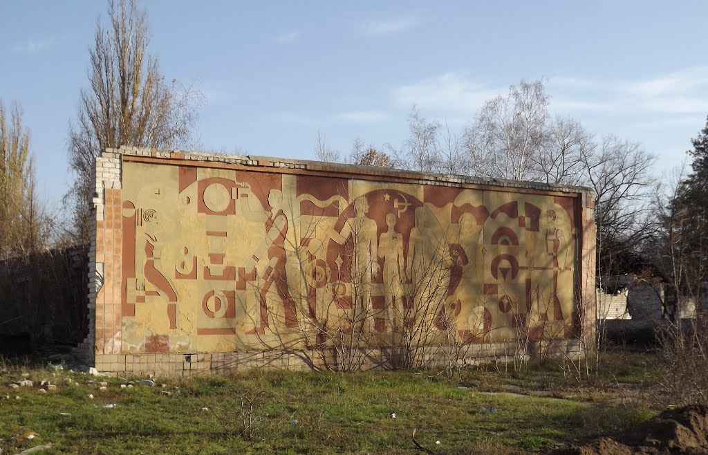 Панно на стене одного из помещений завода «Спутник»