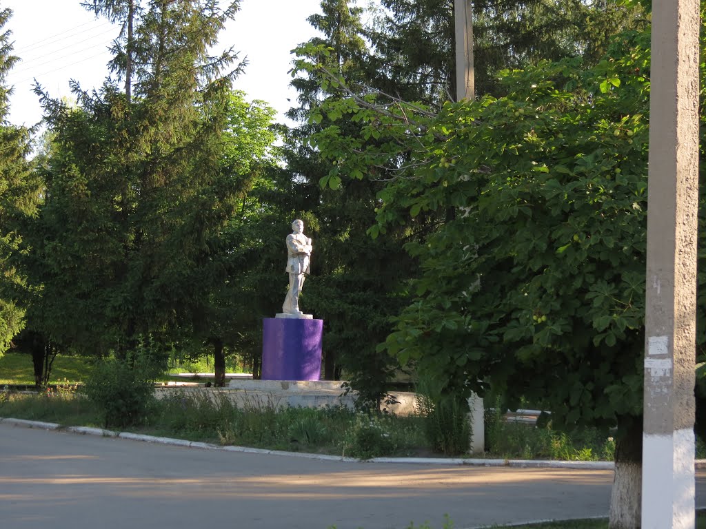 Ленин всегда живой (скверик больницы в Сватово)
