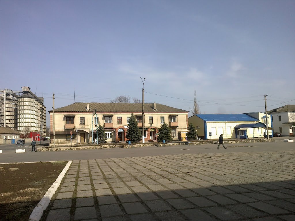 Біля ДК