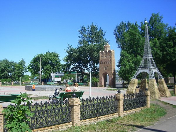 рядом со зданием налоговой полиции