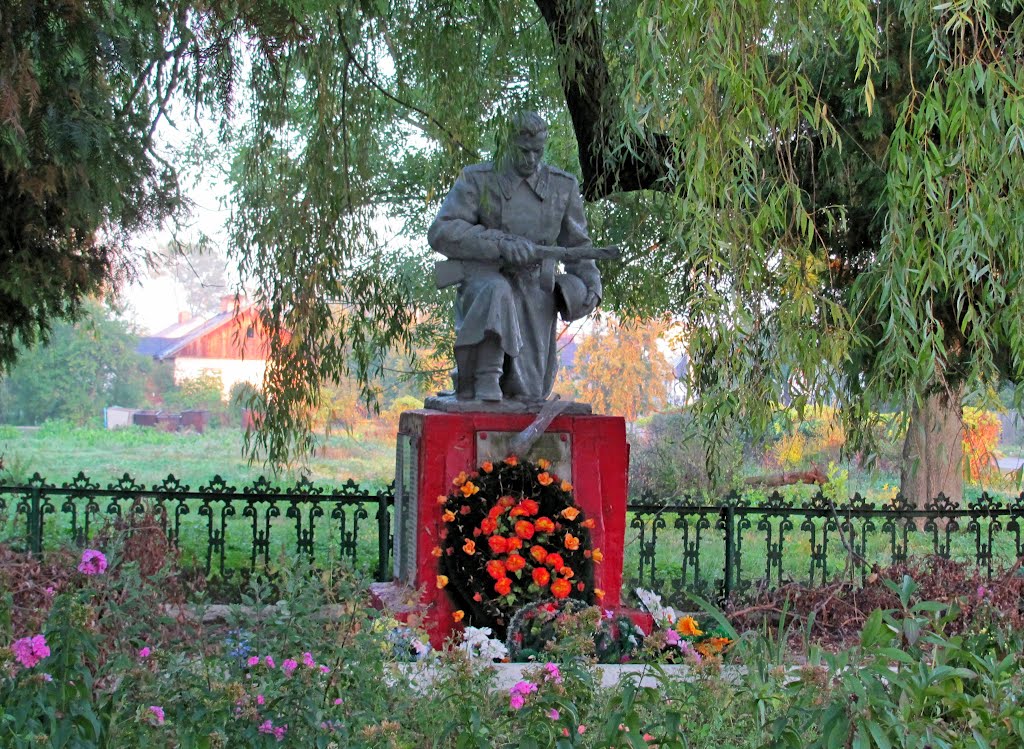 Братская могила. Памятник,погибшим в годы Второй Мировой войны.