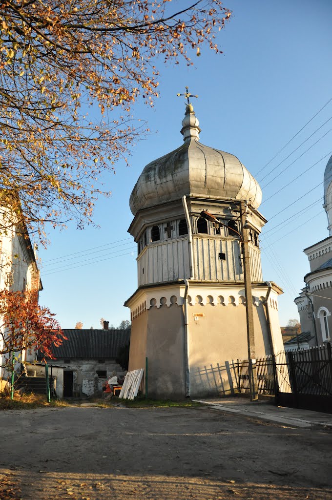 Дзвіниця при церкві в Бібрці