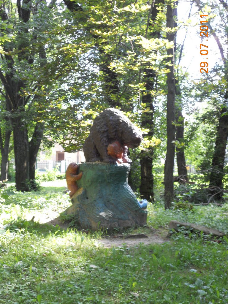 Парк , пам"ятник невідомим ведмедям