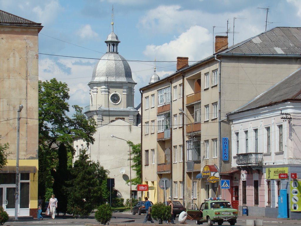 Храм (вид с площади)