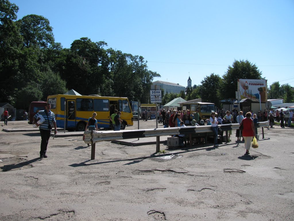 м.Буськ липень 2010р.автостанція біля базару