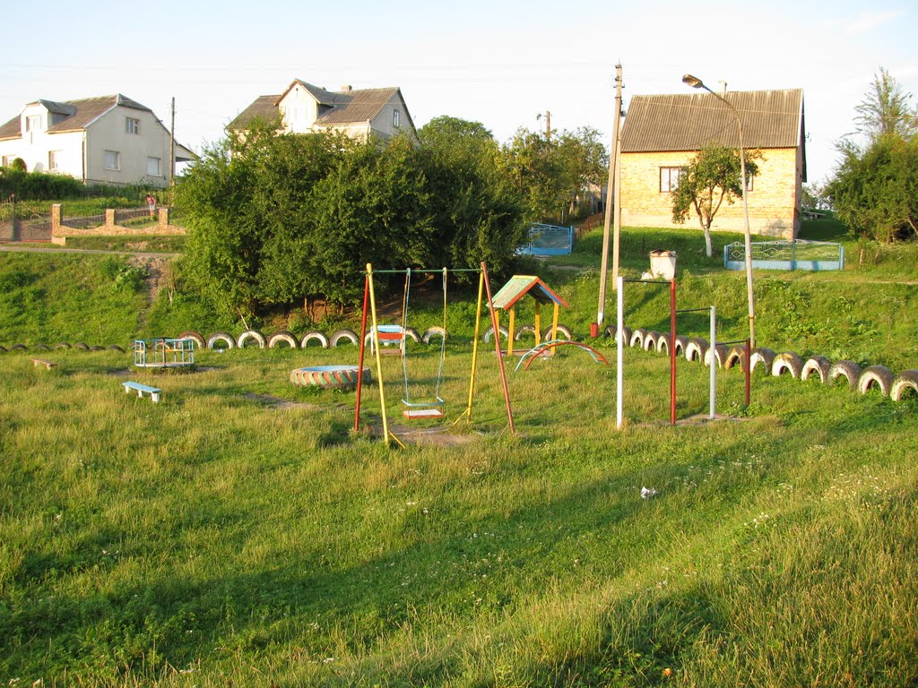 м.Буськ.Дитячий майданчик за Бугом. липень2010р.