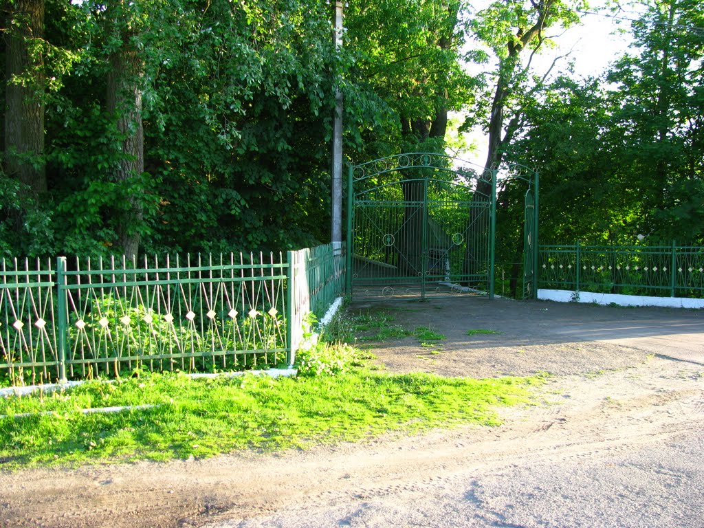 Вхід до церкви Святої Параскеви
