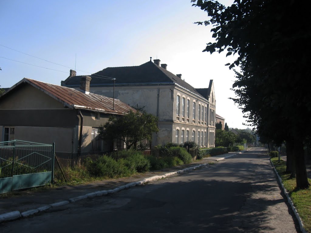 біля старої школи * near the old school