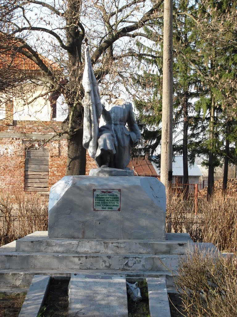 Памятник невідомому солдату( безголовий)