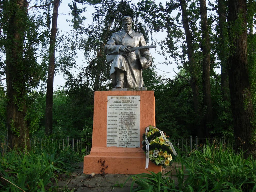 ►Військове поховання бійців-танкістів